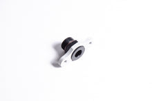 Load image into Gallery viewer, Radium Engineering Nissan VQ FPD Adapter (8AN ORB / 11mm Bore / 42mm Spacing / M6) for Automotive Applications